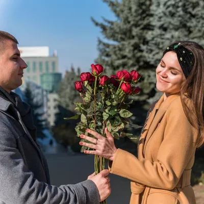 Мужчина дарит цветы удивленной женщине на цветном фоне :: Стоковая  фотография :: Pixel-Shot Studio