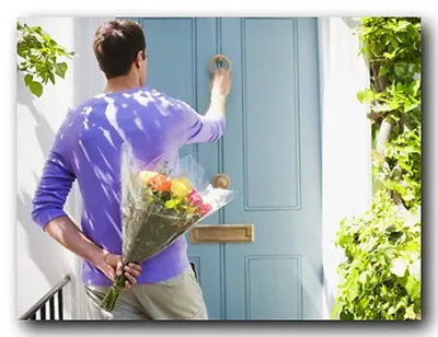 взрослый мужчина дарит цветы и подарок Стоковое Изображение - изображение  насчитывающей бутика, обед: 231465619