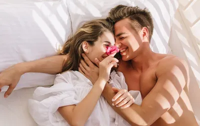 мужчина и женщина спят вместе в постели Стоковое Фото - изображение  насчитывающей глубоко, нормально: 232171936