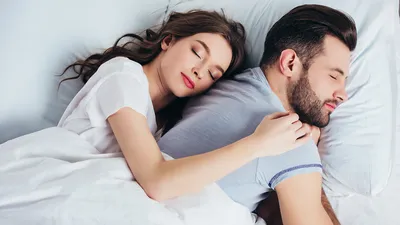 Молодая взрослая девушка и парень спят вместе в постели Стоковое  Изображение - изображение насчитывающей ослабьте, мечтательно: 164656895