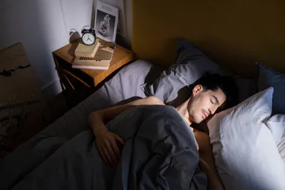 Почему после секса хочется спать? А может ли его недостаток вызвать  бессонницу? Отвечает сексолог | Sleep Club | Дзен