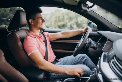 улыбающийся успешный мужчина за рулем своей новой машины с поднятыми  большими пальцами Фото Фон И картинка для бесплатной загрузки - Pngtree