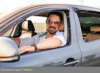 Foto Stock мужчина за рулем в салоне автомобиля | Adobe Stock