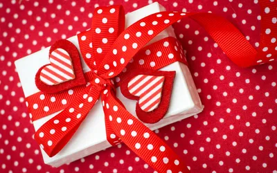 Обои на рабочий стол Подарок на День святого Валентина: коробка с красным  бантом. красная роза, подсвечник в виде прозрачной звезды и сердечки, обои  для рабочего стола, скачать обои, обои бесплатно