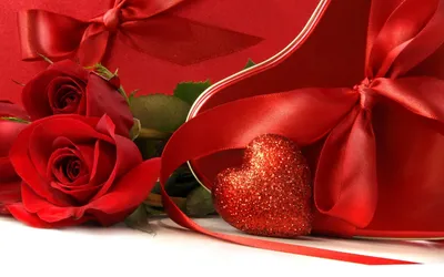 Обои на рабочий стол Открытка на день святого Валентина - красные розы  рядом с красной коробкой в форме сердца и запиской - поздравляем с днем  святого Валентина, обои для рабочего стола, скачать