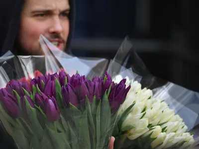 В Москве накануне 8 марта традиционно вырос спрос на цветы :: Новости :: ТВ  Центр