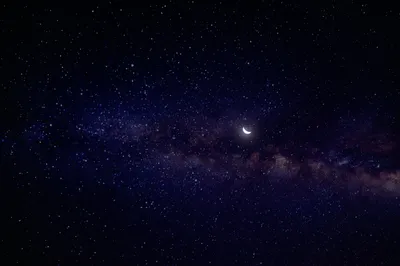 Зеленые падающие звезды ночного неба млечного пути дерева Стоковое  Изображение - изображение насчитывающей космическо, космология: 119635859