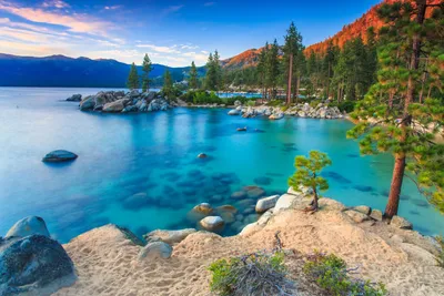 Красивая природа озера горы Стоковое Изображение - изображение  насчитывающей ландшафт, банка: 56879973
