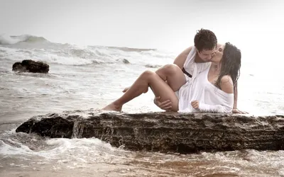 молодая пара в любви, парень и девушка сидят и обнимаются, копия  пространства Stock-Foto | Adobe Stock
