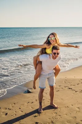 Танцы парня и девушки на пляже на рассвете Стоковое Изображение -  изображение насчитывающей пары, привязанность: 208020565