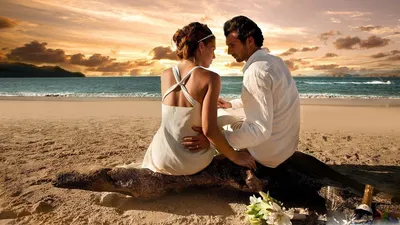 Парень обнимает девушку на пляже, на открытом воздухе :: Стоковая  фотография :: Pixel-Shot Studio