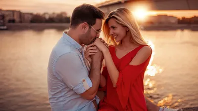 Парень и девушка сидят в обнимку у реки Stock Photo | Adobe Stock
