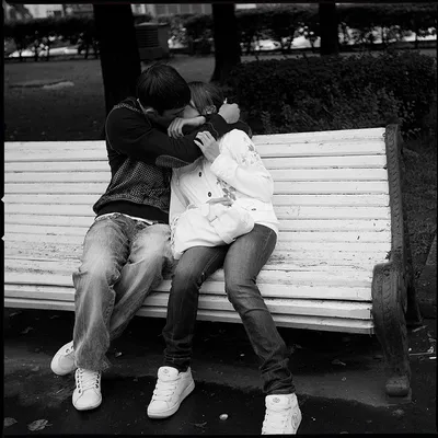 Молодые парень и девушка на природе Стоковое Фото - изображение  насчитывающей день, девушка: 64157392