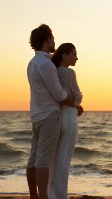 Любить счастливая пара обнимает и смеяться. Парень и девушка Стоковое  Изображение - изображение насчитывающей море, романско: 199542737