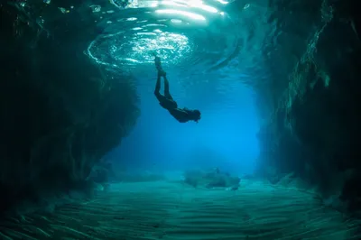 Девушка под водой стоковое фото. изображение насчитывающей женщина -  26326426