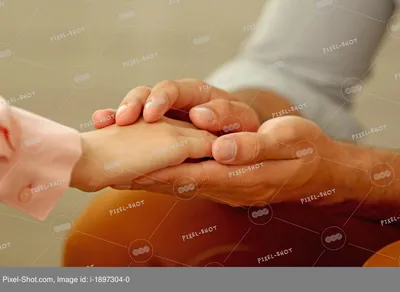 Сжиманные руки молодого мужчины пациента ментальной группы поддержки, сидя  перед камерой Стоковое Изображение - изображение насчитывающей романско,  влюбленность: 213271207