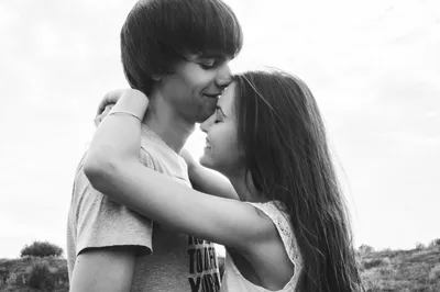 Поцелуй девушка парень романтика» — создано в Шедевруме