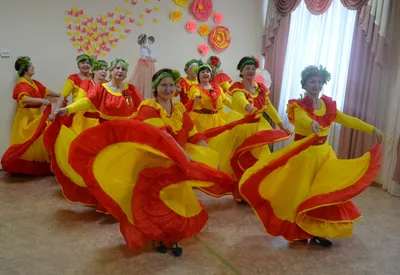 До свидания, Осень! 🍂 Сегодня в школе проводили осень, хотя за окном уже  зима 😅. По фото видно, что Сима, та самая Осень 🍂 Привет зима!❄️ |  Instagram