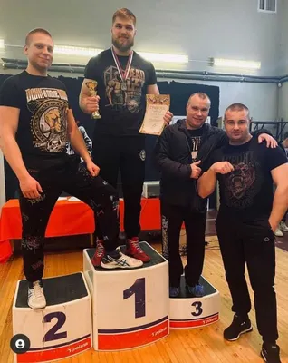 трое сильных мужчин тащат огромный зеленый пакет с надувным батутом.  события дня города Стоковое Изображение - изображение насчитывающей руки,  сильно: 216550455