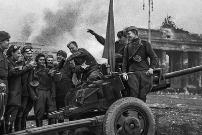 Книга \"В объективе война 1941—1945 годов. Фотографии советских и  иностранных корреспондентов из собрания Российского государственного архива  кинофотодокументов\" - купить книгу в интернет-магазине «Москва» ISBN:  978-5-87417-419-0, 998609