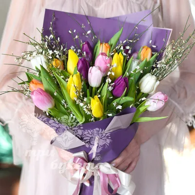 8 марта. Тюльпаны. Букет с тюльпанов | Белые цветочные композиции, Тюльпаны,  Цветы на столе