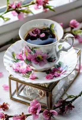 С добрым утром! Кофе, чай ты допивай.