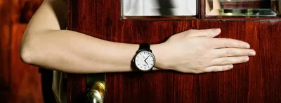 Предназначенная для подростков девушка с часами Стоковое Фото - изображение  насчитывающей люди, часы: 149022936