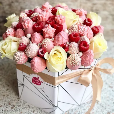 Букет цветов «Муза любви» в шляпной коробке заказать с доставкой в  Краснодаре по цене 7 680 руб.