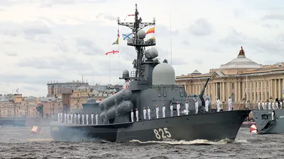В РФ снова оконфузились: поздравили россиян с днем ВМФ снимком затонувшего  крейсера Москва. Фотофакт