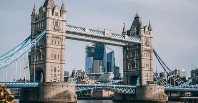 Вид на реку Темз с основными достопримечательностями Лондона на заднем  плане: Большой Бен, Лондонский Глаз и Дома Парламента Стоковое Изображение  - изображение насчитывающей флаг, прописно: 156493019