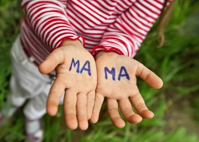 Витражная открытка для мамы с надписью \"Мама, смысл длинною в жизнь\"