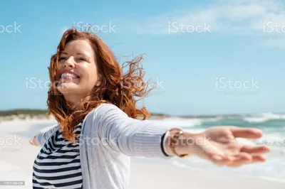 Свободная счастливая женщина на пляже Стоковое Изображение - изображение  насчитывающей естественно, женщина: 40248621