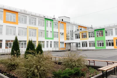 фасад здания начальной школы с большими окнами снаружи. Стоковое  Изображение - изображение насчитывающей элементарно, снаружи: 246924285