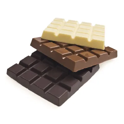 Шоколад в открытой упаковке на белом фоне Стоковое Изображение -  изображение насчитывающей лакомка, пакет: 170311323