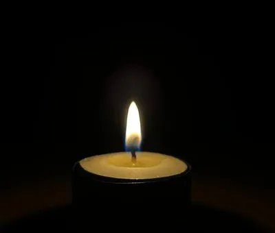 Карточка соболезнования с белыми свечой и цветком горения Стоковое Фото -  изображение насчитывающей христианство, цветок: 118908650
