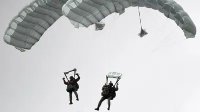 Покорители неба. Кыргызские военные отработали прыжки с парашютом - KP.KG