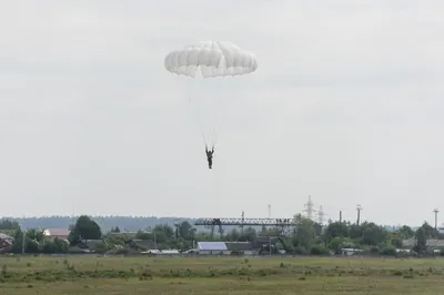 Парашют Прыжок Военных Прыжки С Парашютом Земли Поле Боя Холодные Осенние  Солдаты Небо Облака Парашют — стоковые фотографии и другие картинки  Вертолёт - iStock