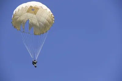 2 Военных парашютистов десантников в небе. Стоковое Изображение -  изображение насчитывающей вооружения, гвардейцы: 214201343