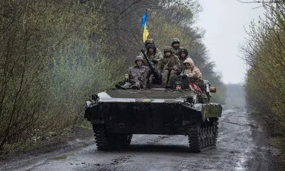 Солдат Украинской Военной Форме Черном Фоне стоковое фото ©NewAfrica  650902896