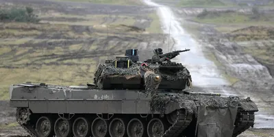 Военный танк едет по дороге on Craiyon