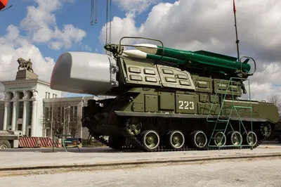 Военная техника от легендарного Т-34 до ядерного комплекса «Ярс» прошла по  брусчатке Красной площади. Новости. Первый канал