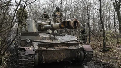 Москвичка фотографирует заброшенную военную технику, корабли и даже города.  Девушка vs русские отстойники