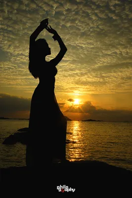 Фото Девушка смотрит на закат солнца, by Marjie79