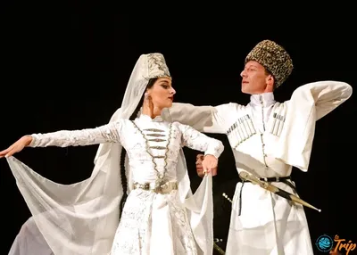 Красивые кавказские танцы в русских народных костюмах Cuple изолированных  на белом Стоковое Изображение - изображение насчитывающей рубашка,  культура: 202713709