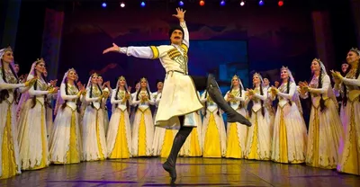 Красивые кавказские танцы пар в русских фольклорных костюмах изолированных  на белизне Стоковое Фото - изображение насчитывающей костюм, рубашка:  137485944