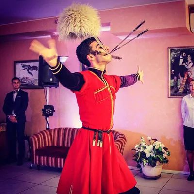 Живи, чтобы танцевать. Танцуй, чтобы жить»: горячие кавказские танцы на  холодном Севере