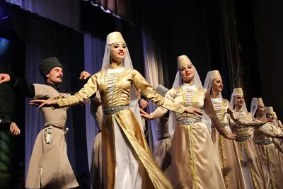 Красивые кавказские танцы пар в русских фольклорных костюмах изолированных  на белизне Стоковое Изображение - изображение насчитывающей платье,  изолировано: 137485993