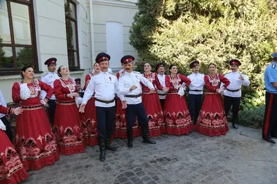 Казаки держали их детей Украина Редакционное Стоковое Изображение -  изображение насчитывающей платья, казаки: 55634344