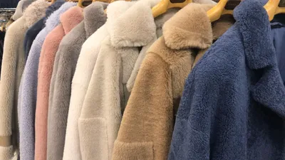 Женское пальто с капюшоном из меха кёрли купить в Москве