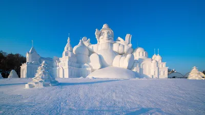 Harbin International Ice And Snow Sculpture Festival Is An Annual Winter  Festival In Harbin, China. It Is The World Largest Ice And Snow Festival.  Фотография, картинки, изображения и сток-фотография без роялти. Image